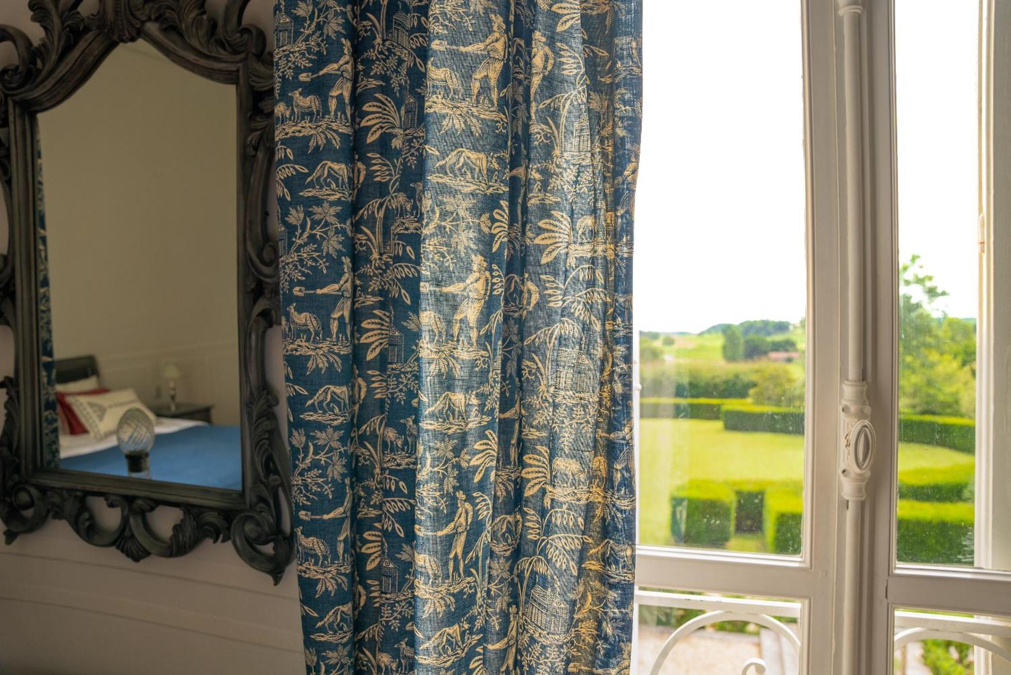 Chateau De Lussac Lussac  Room photo